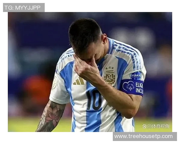 足球明星因球迷感动泪洒赛场展现真情瞬间引发共鸣